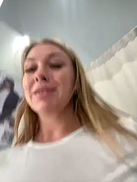 Snapshot of Sweet___Emily chatting on 03-19-25, 01:18 Sweet   Emily online show from 03-19-25, 01:18