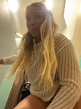 Snapshot of Sweet___Emily chatting on 03-11-25, 04:18 Sweet   Emily online show from 03-11-25, 04:18