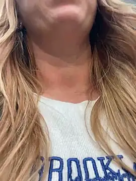 Snapshot of Sweet___Emily chatting on 01-17-25, 08:33 Sweet   Emily online show from 01-17-25, 08:33