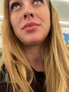 Snapshot of Sweet___Emily chatting on 03-12-25, 04:02 Sweet   Emily online show from 03-12-25, 04:02