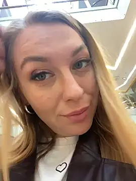 Snapshot of Sweet___Emily chatting on 09-25-25, 01:28 Sweet   Emily online show from 09-25-25, 01:28