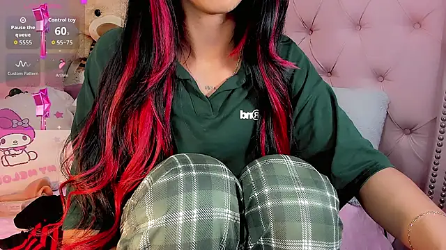 Snapshot of Cute_Roxxy chatting on 05-11-26, 05:31 Cute Roxxy online show from 05-11-26, 05:31