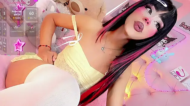 Snapshot of Cute_Roxxy chatting on 05-25-26, 06:17 Cute Roxxy online show from 05-25-26, 06:17