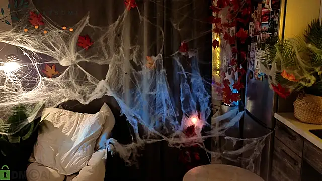 Eva Natsumi online show from 10-31-25, 06:04