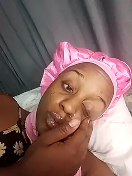Snapshot of Queen-Chocolate chatting on 05-16-26, 05:01 Queen-Chocolate online show from 05-16-26, 05:01