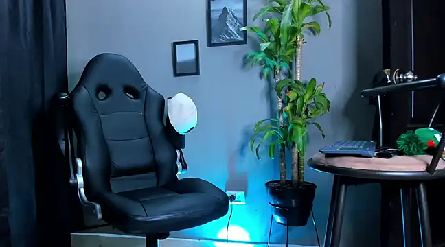 Damian 022 online show from 12-21-24, 06:22