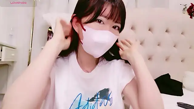 Snapshot of maii- chatting on 05-28-26, 02:23 maii- online show from 05-28-26, 02:23
