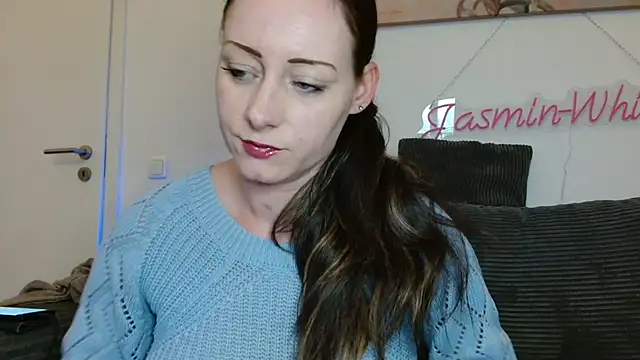 Snapshot of Jasmin-White chatting on 04-22-26, 04:03 Jasmin-White online show from 04-22-26, 04:03