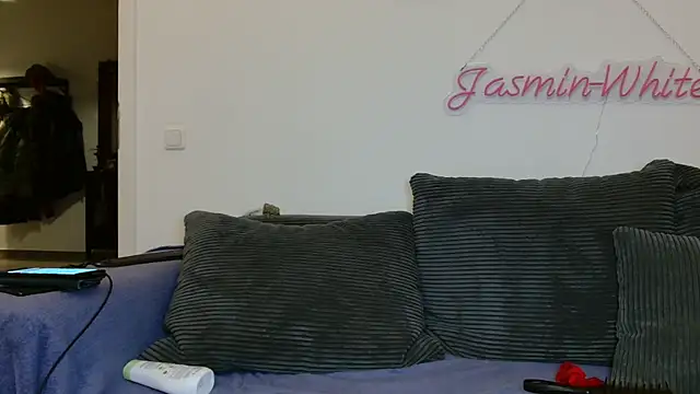 Snapshot of Jasmin-White chatting on 05-17-26, 06:52 Jasmin-White online show from 05-17-26, 06:52