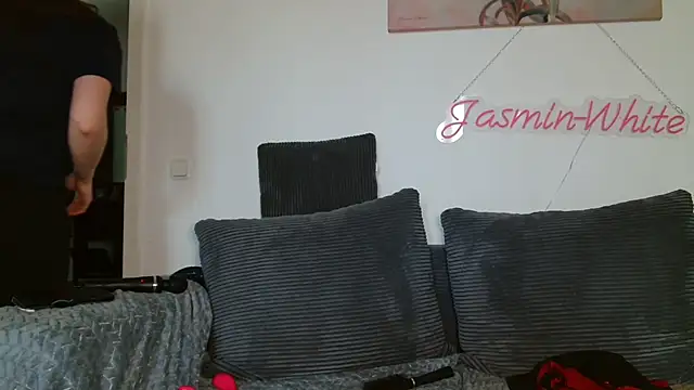Snapshot of Jasmin-White chatting on 05-06-26, 04:00 Jasmin-White online show from 05-06-26, 04:00