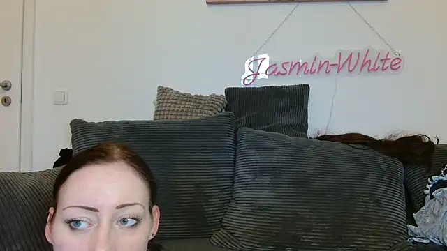 Snapshot of Jasmin-White chatting on 04-23-26, 12:40 Jasmin-White online show from 04-23-26, 12:40