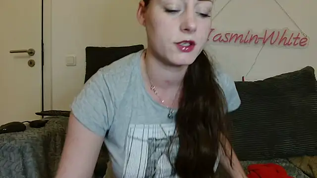 Snapshot of Jasmin-White chatting on 05-08-26, 02:54 Jasmin-White online show from 05-08-26, 02:54
