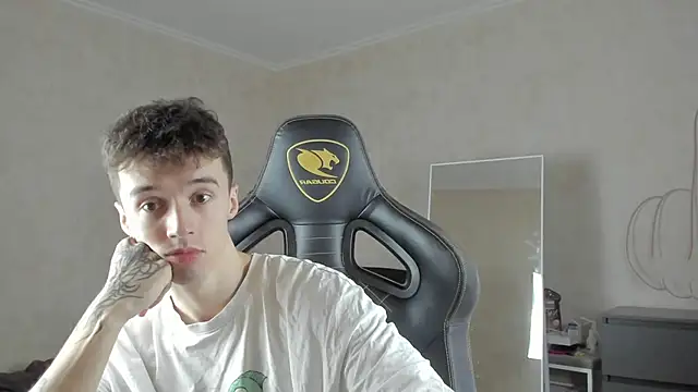 Snapshot of MasonWarholl chatting on 10-06-25, 09:10 MasonWarholl online show from 10-06-25, 09:10