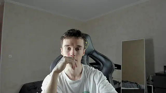 Snapshot of MasonWarholl chatting on 03-19-25, 09:16 MasonWarholl online show from 03-19-25, 09:16