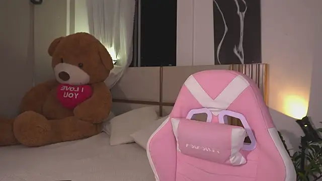Snapshot of AnnyHizzle chatting on 05-27-26, 01:57 AnnyHizzle online show from 05-27-26, 01:57