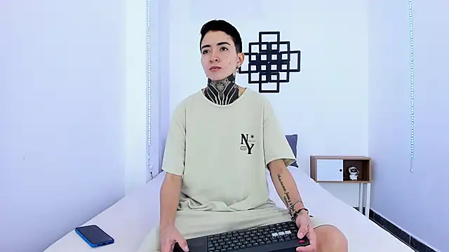 Tinny and Candy online show from 09-26-25, 01:18