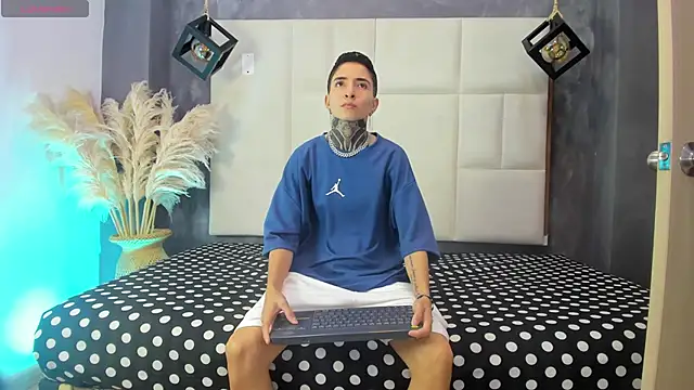 Tinny and Candy online show from 10-23-25, 12:04