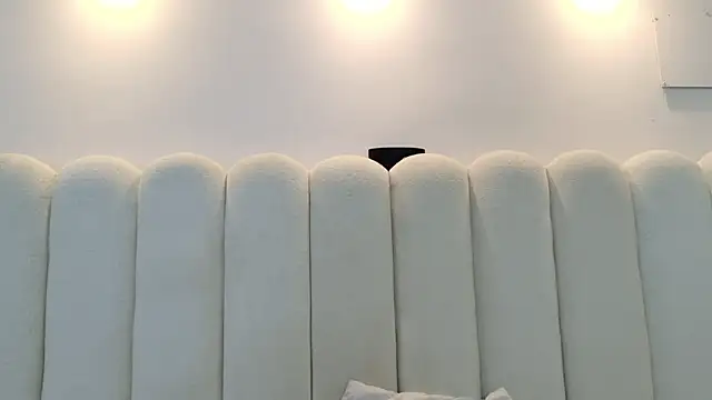 Juliabadlee online show from 12-22-25, 09:37