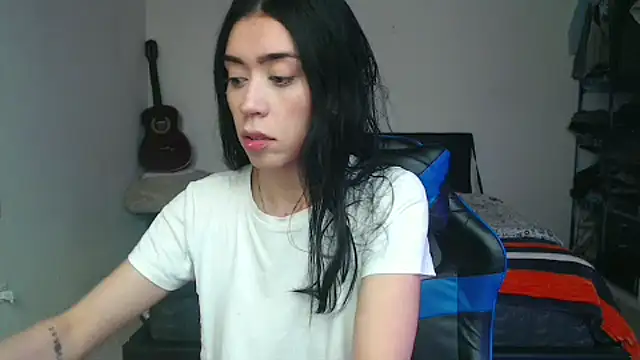 Julieta De Los Angeles online show from 10-14-25, 04:40