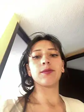 Snapshot of liaqueen610 chatting on 10-21-25, 05:12 liaqueen610 online show from 10-21-25, 05:12