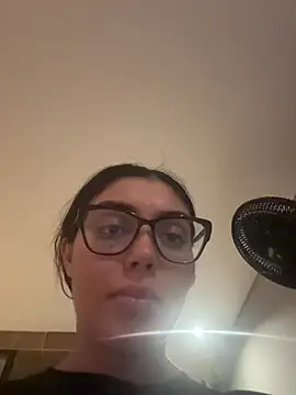 Snapshot of zui_lu chatting on 02-15-26, 12:00 zui lu online show from 02-15-26, 12:00