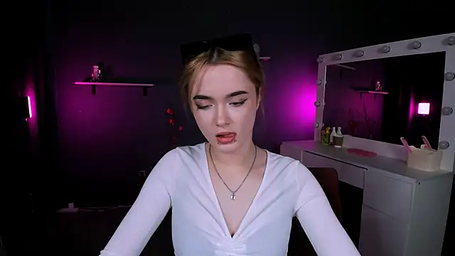 Snapshot of liana_kisses chatting on 03-08-25, 11:18 liana kisses online show from 03-08-25, 11:18