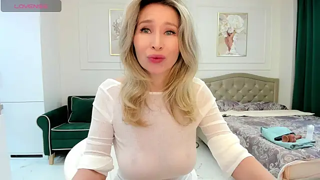 Jolie Ozolla online show from 10-10-25, 08:26