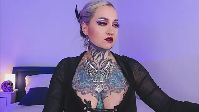 Snapshot of SindelDark chatting on 10-15-25, 01:30 SindelDark online show from 10-15-25, 01:30