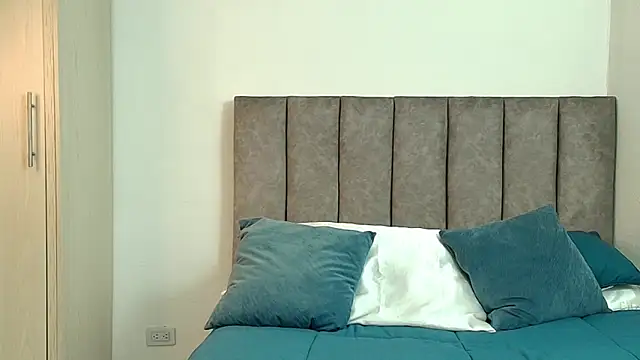 karina lewis  online show from 04-07-26, 05:42