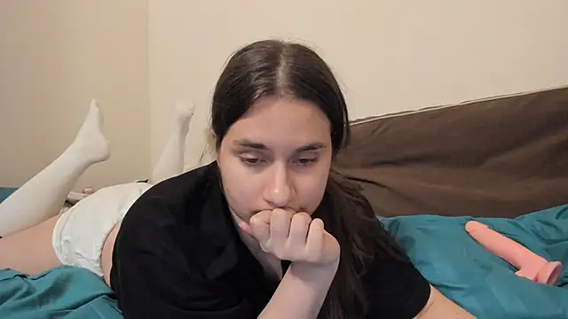 Snapshot of LunaWines chatting on 10-11-25, 09:05 LunaWines online show from 10-11-25, 09:05