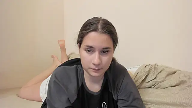 Snapshot of LunaWines chatting on 10-04-25, 08:54 LunaWines online show from 10-04-25, 08:54