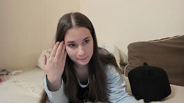 Snapshot of LunaWines chatting on 02-13-26, 09:37 LunaWines online show from 02-13-26, 09:37