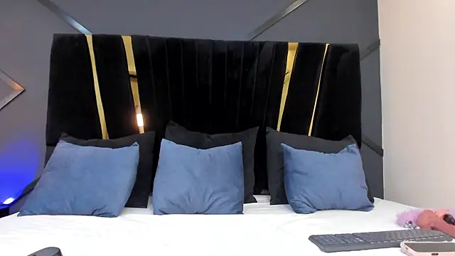 emily mooon online show from 10-11-25, 02:45