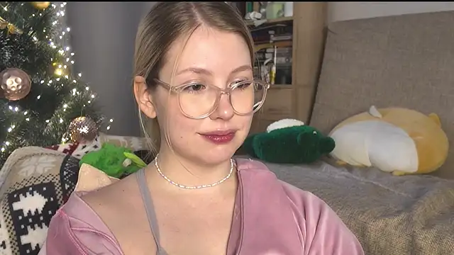 HoneyAudrey online show from 12-19-25, 03:10