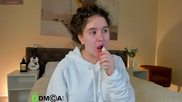 Snapshot of Ariella_Sol chatting on 10-10-25, 01:06 Ariella Sol online show from 10-10-25, 01:06