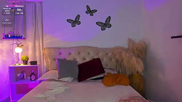 Sarahballiston  online show from 11-25-25, 01:06