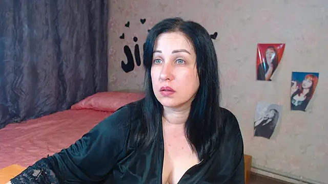 Snapshot of JillStevens chatting on 10-20-25, 04:03 JillStevens online show from 10-20-25, 04:03