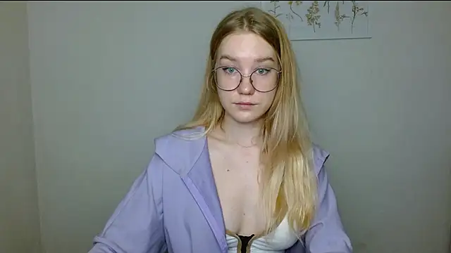 Snapshot of cindi_hot chatting on 11-03-25, 10:08 cindi hot online show from 11-03-25, 10:08