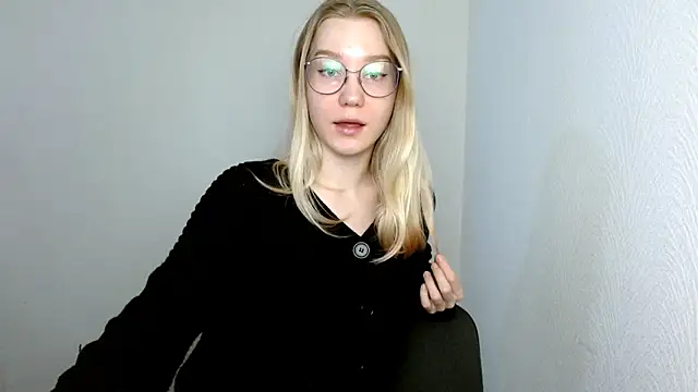 Snapshot of cindi_hot chatting on 03-18-25, 11:44 cindi hot online show from 03-18-25, 11:44