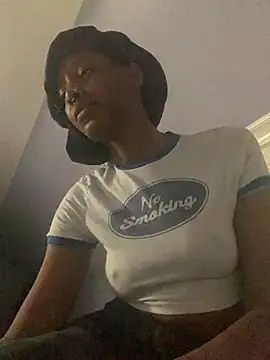 Bluesaphireee online show from 03-17-25, 12:42