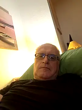 Milkasahne64 online show from 12-20-25, 07:11