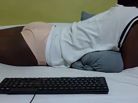 Snapshot of QUEEN-LIZ chatting on 11-24-25, 03:17 QUEEN-LIZ online show from 11-24-25, 03:17