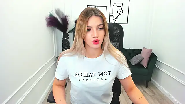 SelenaeMoore online show from 09-28-25, 07:32