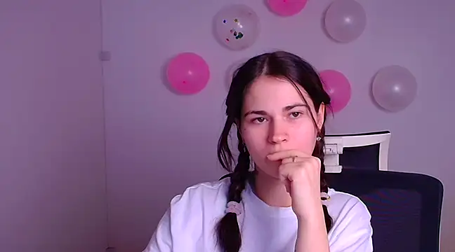 Snapshot of Loon_Amore chatting on 02-16-25, 11:17 Loon Amore online show from 02-16-25, 11:17