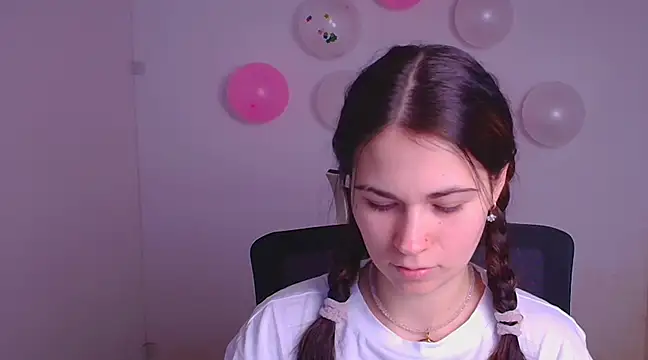 Snapshot of Loon_Amore chatting on 02-16-25, 08:11 Loon Amore online show from 02-16-25, 08:11