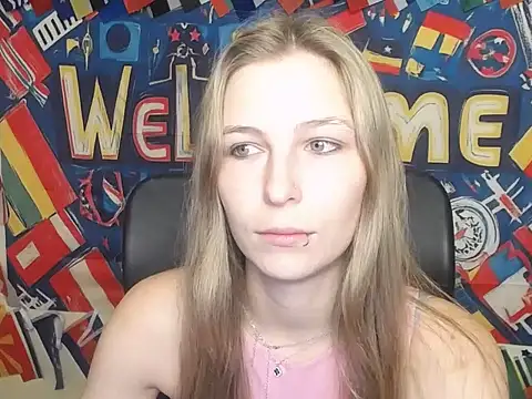 Snapshot of StrangerGi chatting on 07-13-26, 06:13 StrangerGi online show from 07-13-26, 06:13