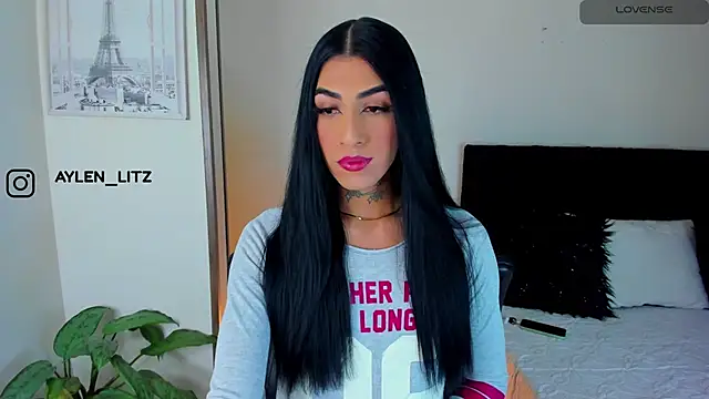 Snapshot of litz81 chatting on 10-22-25, 11:47 litz81 online show from 10-22-25, 11:47