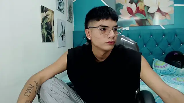 Snapshot of Noha_scott chatting on 02-16-25, 10:33 Noha scott online show from 02-16-25, 10:33