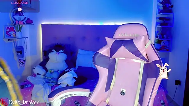 Snapshot of Kylie_brokee chatting on 03-02-25, 09:08 Kylie brokee online show from 03-02-25, 09:08