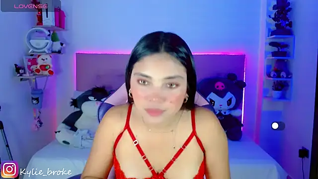 Snapshot of Kylie_brokee chatting on 02-14-25, 09:10 Kylie brokee online show from 02-14-25, 09:10